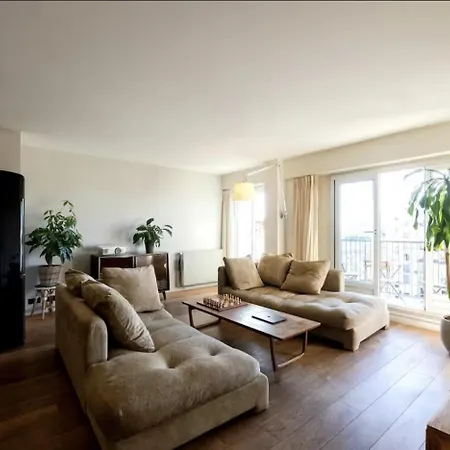 Amazing View, Beautiful Flat, Swimming Pools, Secure Parking Apartment Paris