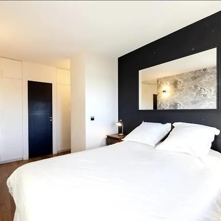 Amazing View, Beautiful Flat, Swimming Pools, Secure Parking Apartment Paris